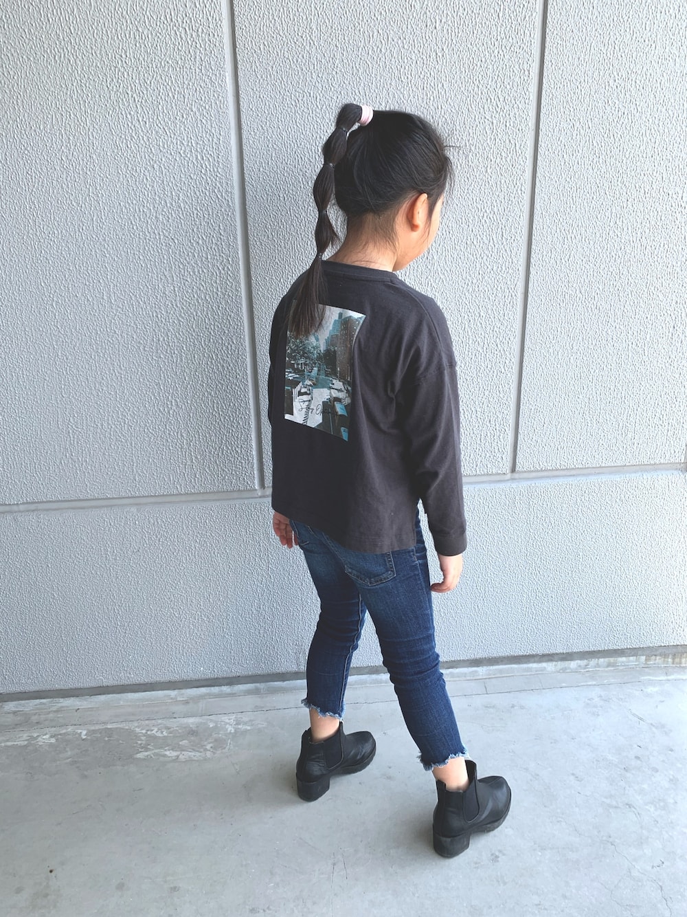「キッズコーデ、ローリーズファーム(LOWRYS FARM)、ロンT、グローバルワーク(GLOBAL WORK)、しまむら」｜「LOWRYS FARMの【KIDS】フォトロンＴ　875536（Tシャツ/カットソー、グレー系）」を使った、miriiさん（キッズ・128cm）の春コーディネートの1枚目の写真
