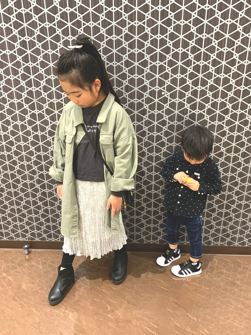 「ローリーズファーム(LOWRYS FARM)、しまむら、プチプラのあや×しまむら、エドウィン、アディダス キッズ」｜「LOWRYS FARMの【KIDS】フォトロンＴ　875536（Tシャツ/カットソー、グレー系）」を使った、miriiさん（キッズ・128cm）の春コーディネートの1枚目の写真