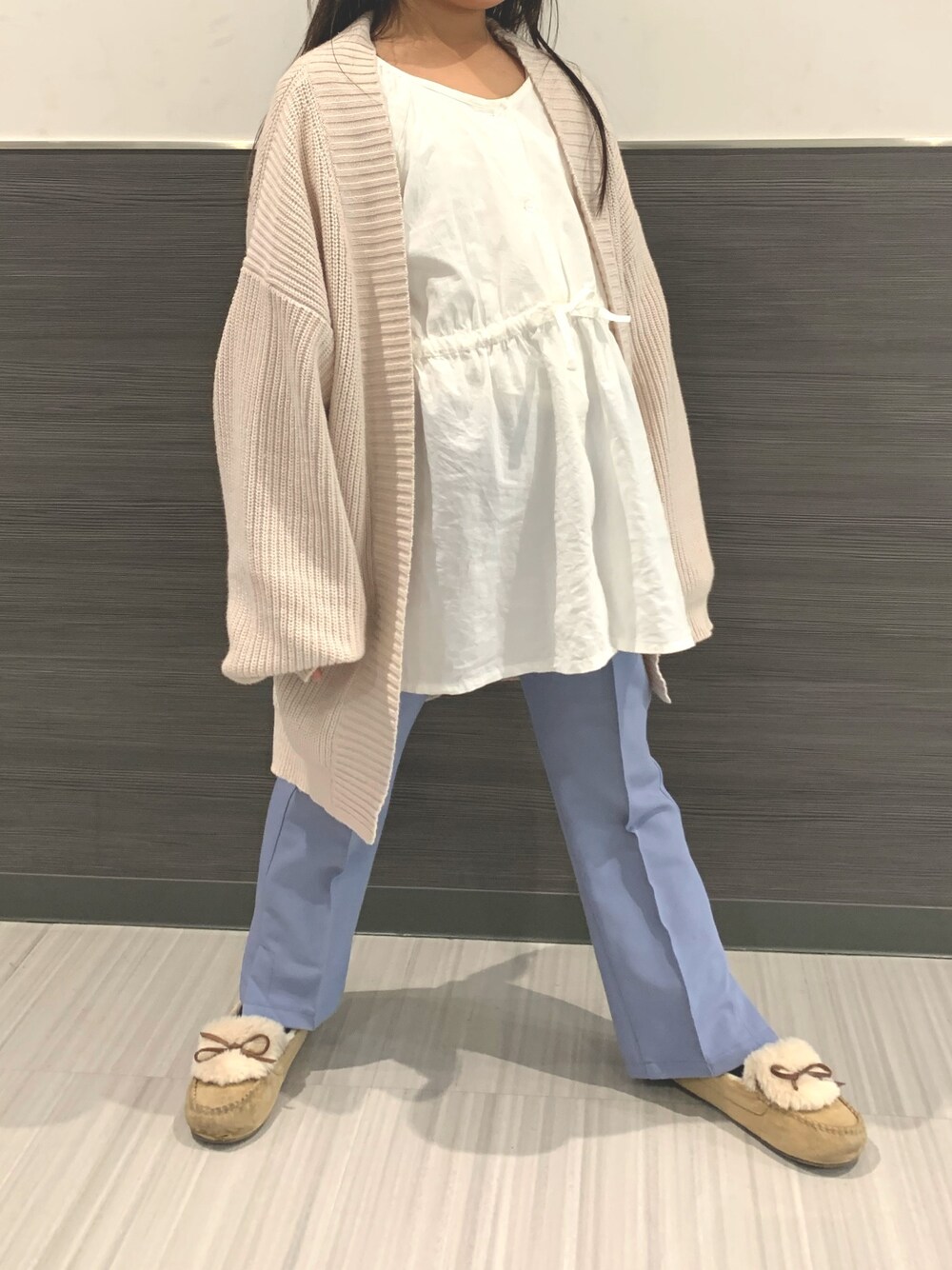 「グローバルワーク キッズ、全身グローバルワーク、グローバルワーク(GLOBAL WORK)」｜「GLOBAL WORKの【キッズ】ギャザー前開きチュニック/864910（シャツ/ブラウス、ホワイト系）」を使った、miriiさん（キッズ・128cm）の春コーディネートの1枚目の写真