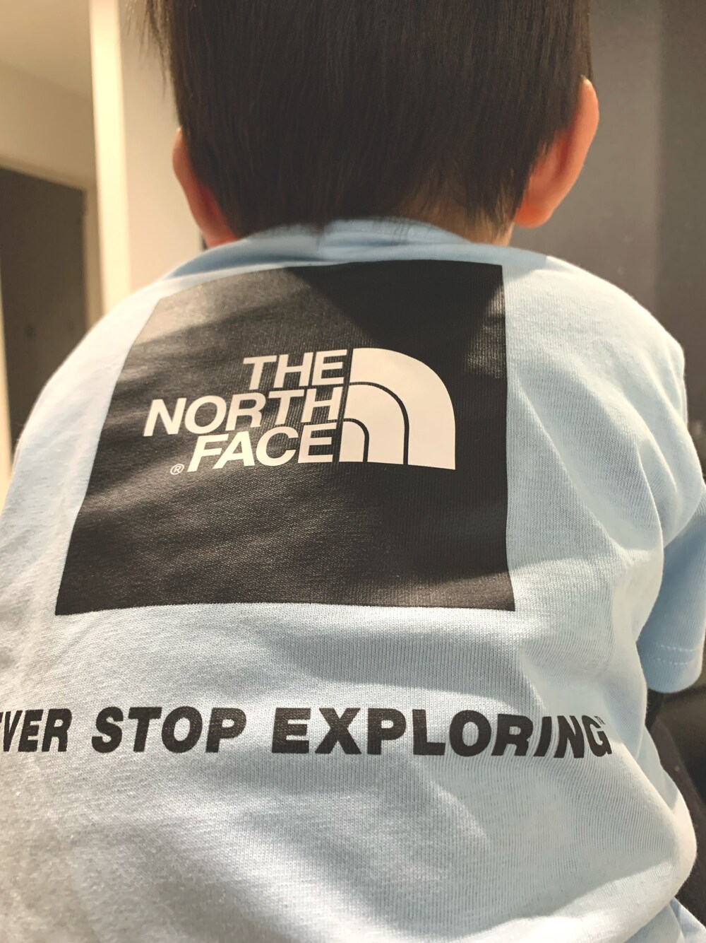 「キッズコーデ、男の子、ノースフェイス」｜「THE NORTH FACEのTHE NORTH FACE NTJ81827/square ロゴTシャツ（Tシャツ/カットソー、ブルー系）」を使った、miriiさん（キッズ・128cm）の春コーディネートの1枚目の写真