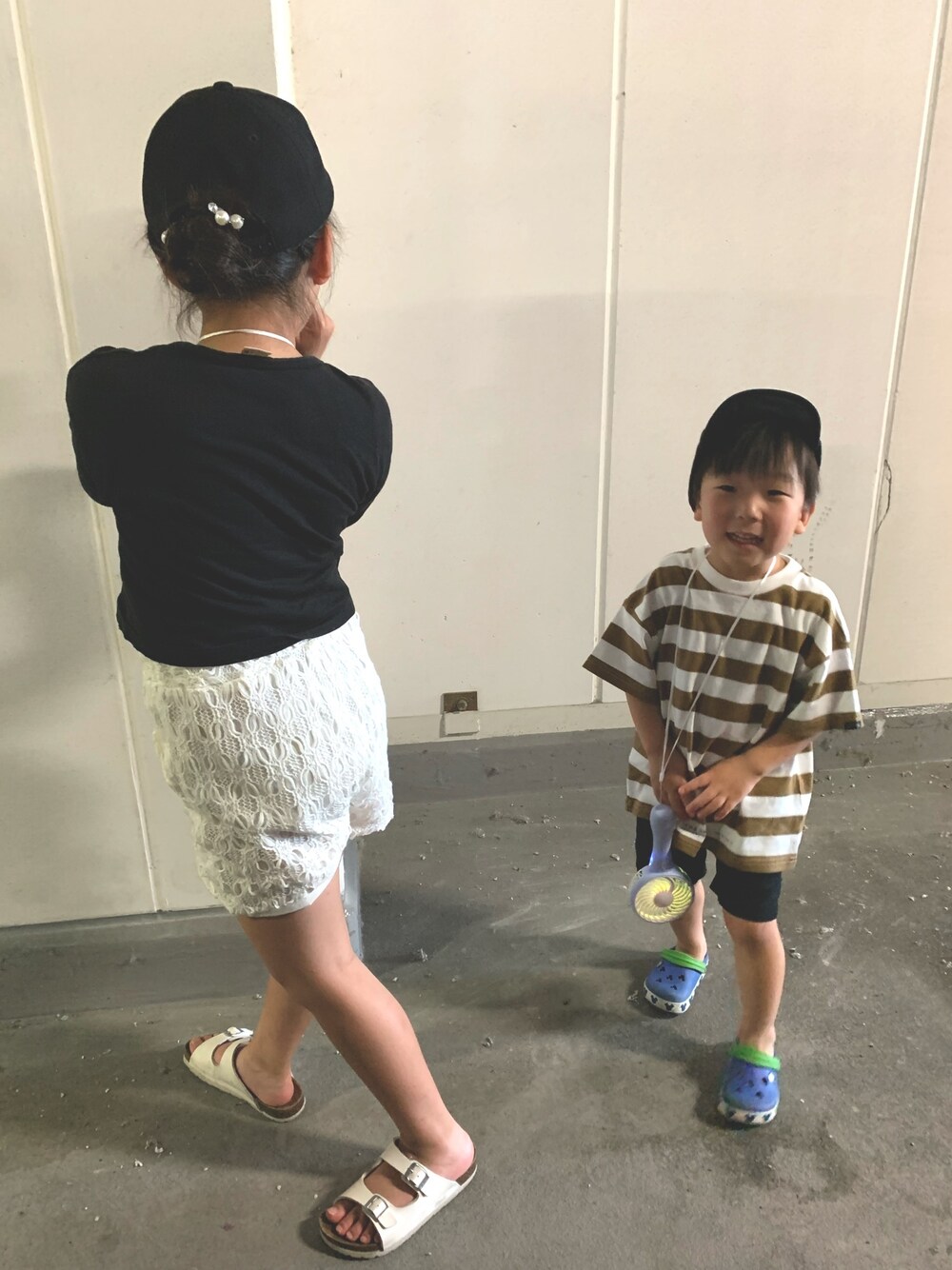 「休日コーデ、キッズファッション、グルービーカラーズ、マーキーズ(MARKEY'S)、ブランシェス(BRANSHES)、グローバルワーク(GLOBAL WORK)」｜「petit mainのｍｅｒｃｉ 半袖Tシャツ（Tシャツ/カットソー、ブラック系）」を使った、miriiさん（キッズ・128cm）の春コーディネートの1枚目の写真