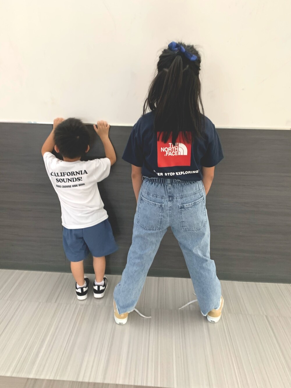 「ノースフェイス キッズ、マーキーズ(MARKEY'S)、ロデオクラウンズワイルドボウル、VANS、アディダス キッズ、休日コーデ」｜「MARKEY'Sのアイテム（デニムパンツ、ブルー系）」を使った、miriiさん（キッズ・128cm）の夏コーディネートの1枚目の写真