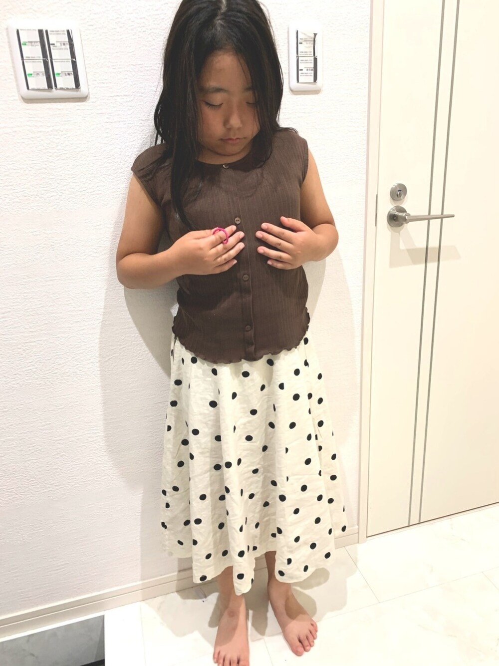 「グローバルワーク(GLOBAL WORK)、女の子コーデ、ドットスカート、夏コーデ」｜「GLOBAL WORKの【キッズ】2WAY/DRYリブタンク/882029（タンクトップ、ブラウン系）」を使った、miriiさん（キッズ・128cm）の夏コーディネートの1枚目の写真