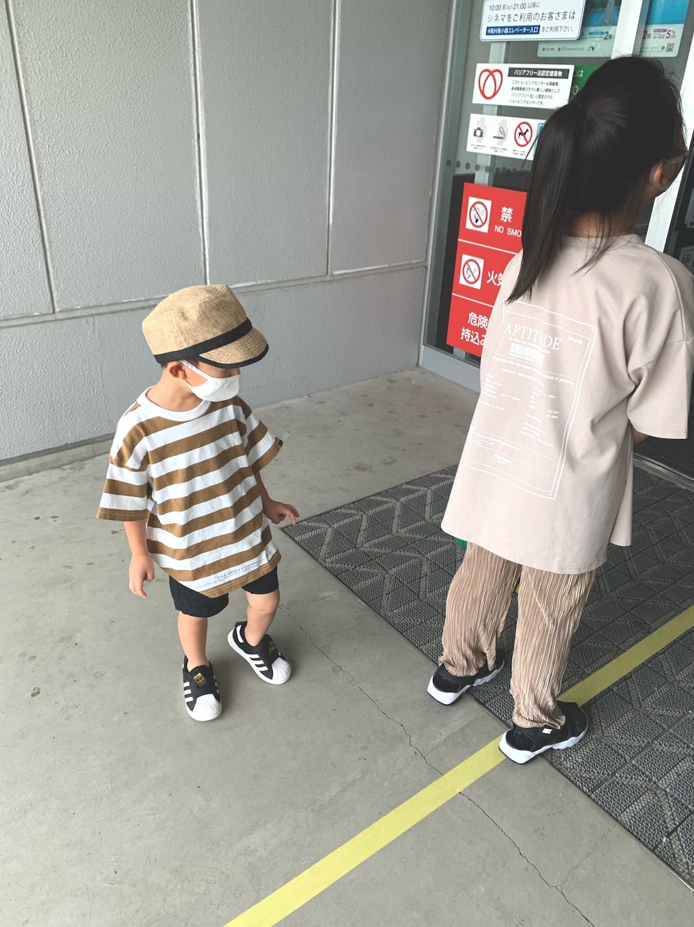 「キッズファッション、マーキーズ(MARKEY'S)、ディスコート、ブランシェス(BRANSHES)、ノースフェイス」｜「GROOVY COLORSの天竺ボーダー STANDARD BIG Tシャツ（Tシャツ/カットソー、ベージュ系）」を使った、miriiさん（キッズ・135cm）の夏コーディネートの1枚目の写真