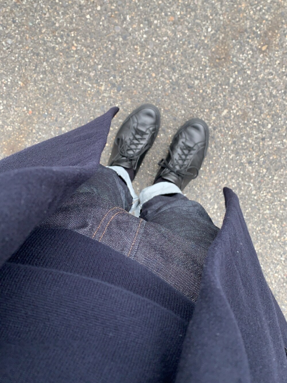 「スニーカーコーデ、黒スニーカー、デニムパンツ、コート、ネイビー、おしゃれさんと繋がりたい、カジュアル、オトナカジュアル、春コーデ」｜「MONKEY TIMEのアイテム（デニムパンツ、ブルー系）」を使った、tokiさん（メンズ・171cm）の冬コーディネートの1枚目の写真