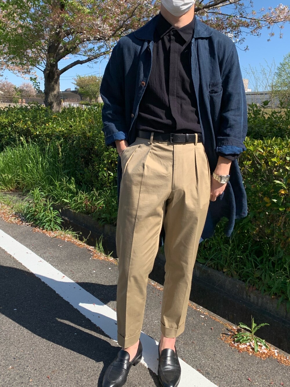 「カジュアルコーデ、今日のコーデ、スラックス、ローファー、ベージュ、コート、春コーデ、休日スタイル、タックイン、シャツスタイル」｜「URBAN RESEARCH DOORSのアイテム（スラックス、ベージュ系）」を使った、tokiさん（メンズ・171cm）の春コーディネートの1枚目の写真