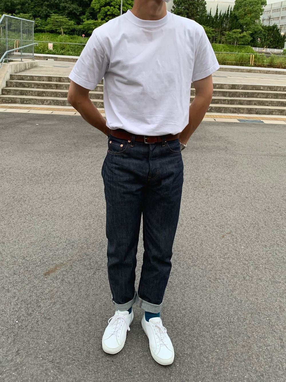 「カジュアル、Tシャツ、デニム、スニーカー、白Tシャツ、白スニーカー、差し色、ソックス、シンプルコーデ、シンプル」｜「Levi'sのアイテム（デニムパンツ、ブルー系）」を使った、tokiさん（メンズ・171cm）の夏コーディネートの1枚目の写真