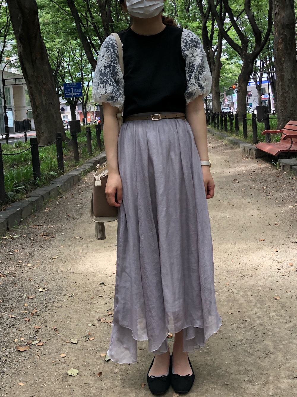 「AZUL by moussyのメタルバータッセル2WAYバッグ（ショルダーバッグ、ベージュ系）」を使った、ゆさん（レディース・166cm）の夏コーディネートの1枚目の写真