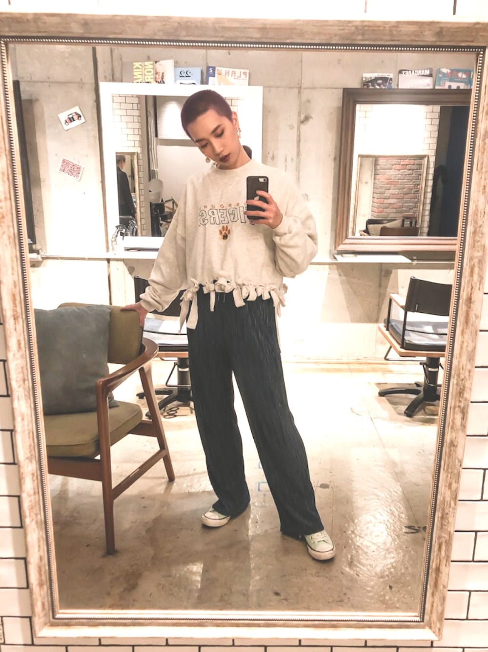 「やっぱりストリートが好き、converse、ストリートMIX、chicago、スウェット、リメイク、パピヨネ(PAPILLONNER)、坊主、capricieuxlemage、リブパンツ」｜「Chicagoのアイテム（スウェット、グレー系）」を使った、Tamami Cocadoさん（レディース・165cm）の秋コーディネートの1枚目の写真