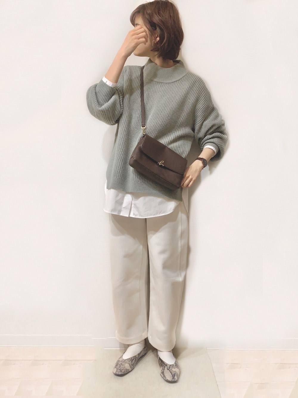 「オトナカジュアル、パンツスタイル、プチプラコーデ、UNIQLO、春コーデ、シンプル、シャツスタイル、グリーン、シンプルコーデ、パイソン柄」｜「earth music&ecologyのスリット畦ハイネックニットプルオーバー＊（ニット/セーター、グリーン系）」を使った、はれさん（レディース・171cm）の冬コーディネートの1枚目の写真