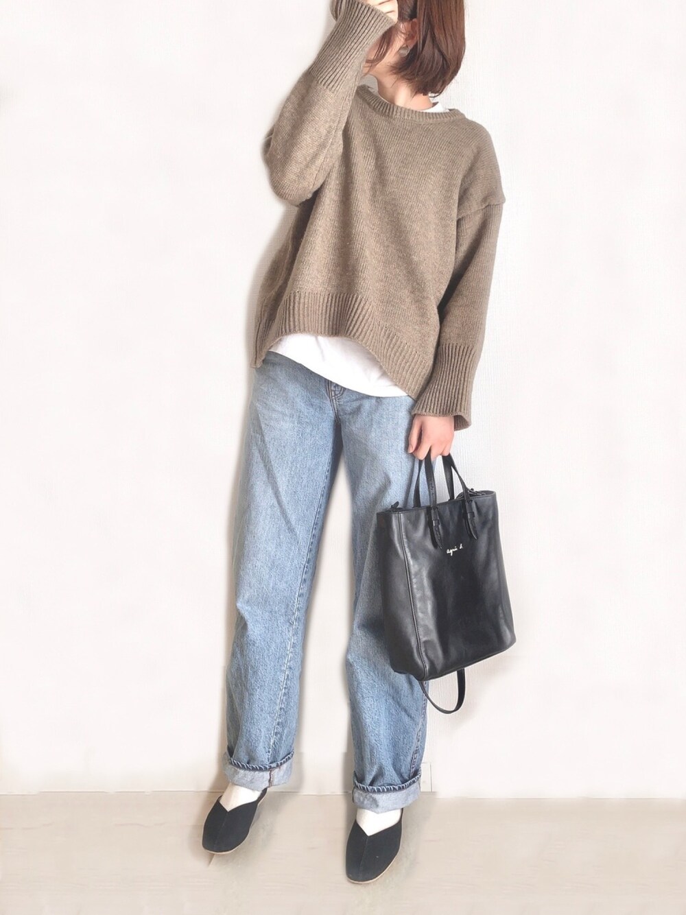 「休日スタイル、オトナカジュアル、オトナ女子、ショートヘア、UNIQLO、デニム、シンプル、ラフ、シンプルコーデ」｜「ＡＮＤＪのバックスリットオーバーサイズニット（ニット/セーター、ブラウン系）」を使った、はれさん（レディース・171cm）の冬コーディネートの1枚目の写真