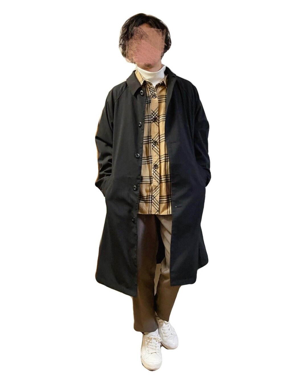 ブラック系のステンカラーコート、ベージュ系のシャツ/ブラウス、ベージュ系のパンツを着用したメンズの冬コーディネートの1枚目の写真