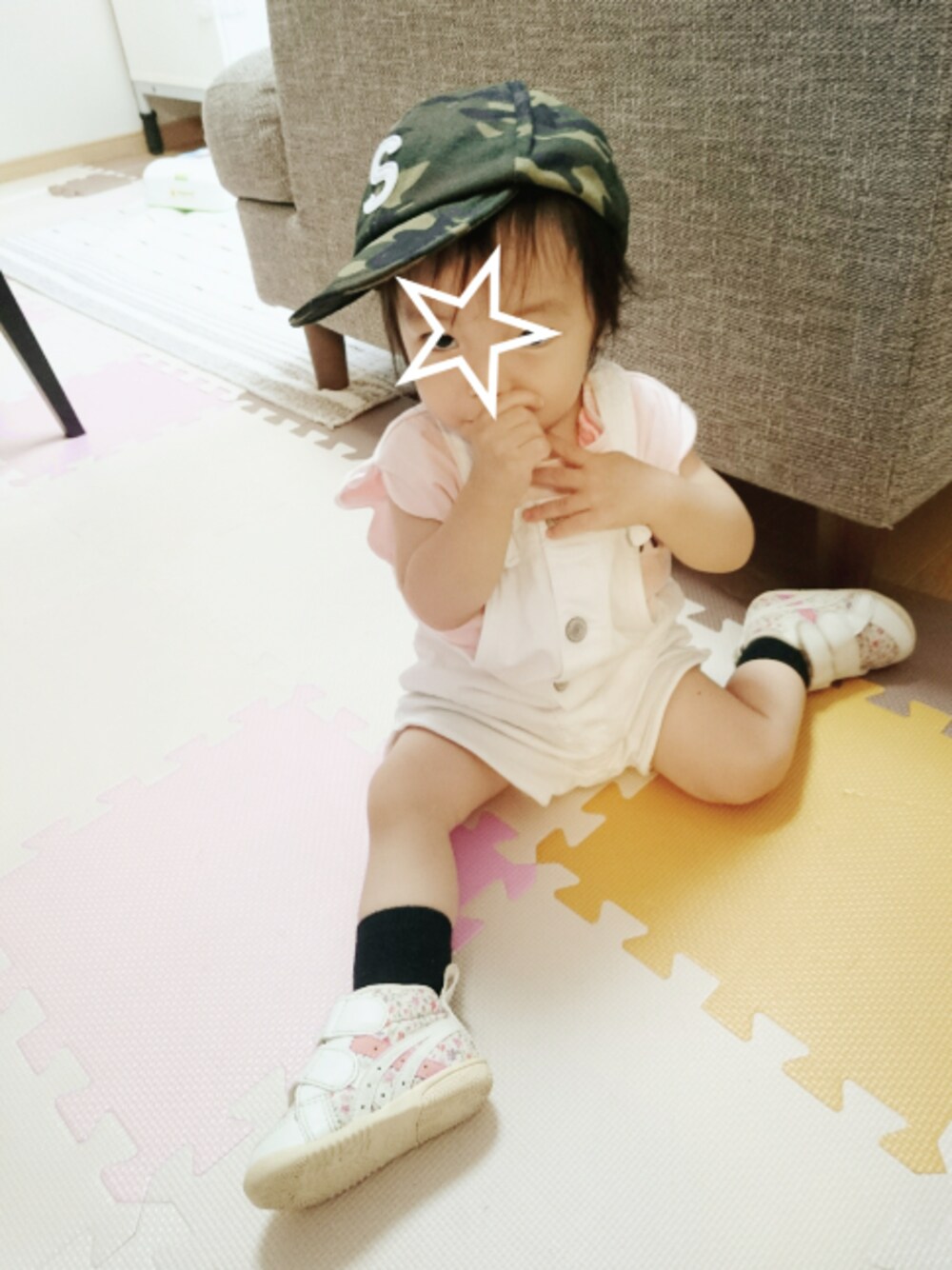 「夏コーデ、休日スタイル、キャップ、カモフラ、サロペット、スカラップ、ファーストシューズ、一歳、ホワイトサロペ、おんなのこ」｜「しまむらのアイテム（キャップ、グリーン系）」を使った、MIKさん（キッズ・100cm）の夏コーディネートの1枚目の写真