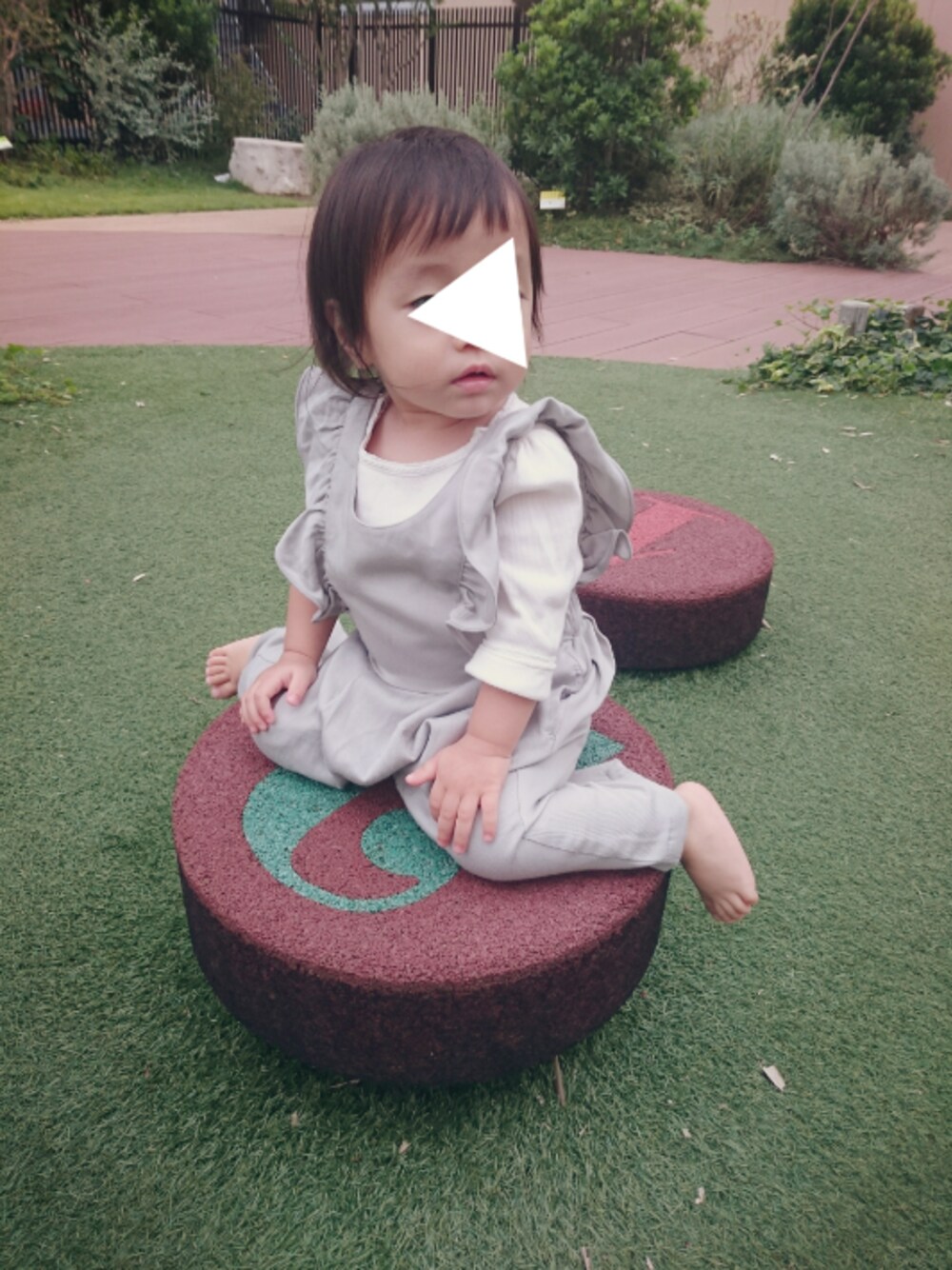 「サロペット、肩フリル、エプロン風、ベビーコーデ、一歳、シンプル、女の子」｜「CALMIAのフリルサロペット (80～120cm)（サロペット/オーバーオール、グレー系）」を使った、MIKさん（キッズ・100cm）の秋コーディネートの1枚目の写真