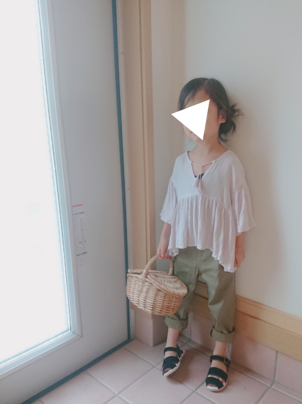 「キッズコーデ、女の子コーデ、夏コーデ、カーキパンツ、5歳、カジュアル、ピンクフェス4」｜「BRANSHESのウエストリボン付き9分丈ツイルパンツ（その他パンツ、グリーン系）」を使った、MIKさん（キッズ・110cm）の春コーディネートの1枚目の写真