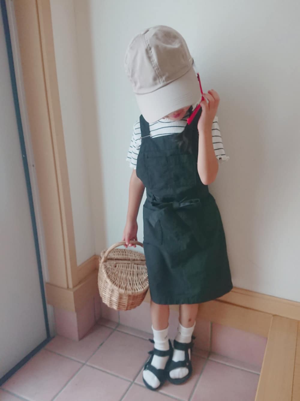 「キャップ、ワンピース、エプロンワンピース、ボーダー、女の子、キッズコーデ、休日スタイル、キャップ×三つ編み、赤」｜「green label relaxingのベルトリボン ジャンプスカート（ワンピース、ブラック系）」を使った、MIKさん（キッズ・110cm）の夏コーディネートの1枚目の写真