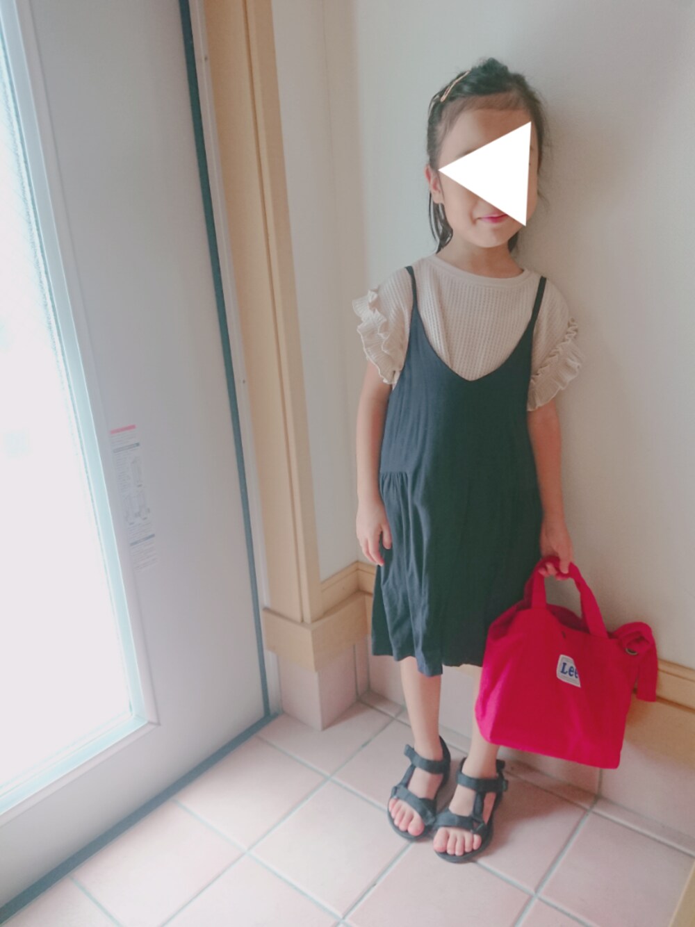 「夏コーデ、シンプルコーデ、赤、キッズファッション、6歳、夏セールで買いました、LEE、アプレ✖︎LEE」｜「CIAOPANIC TYPYの【ママとおそろい】サーマルフリルTee（Tシャツ/カットソー、ベージュ系）」を使った、MIKさん（キッズ・110cm）の夏コーディネートの1枚目の写真