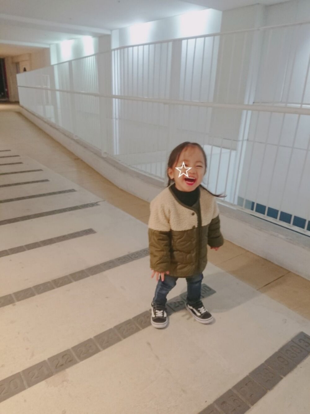 「キルティング、キルティングジャケット、冬コーデ、VANS、みつあみ、2歳、デニム、デニムパンツ」｜「petit mainのボア切替キルティングライナーコート（ダウンジャケット/コート、グリーン系）」を使った、MIKさん（キッズ・110cm）の冬コーディネートの1枚目の写真