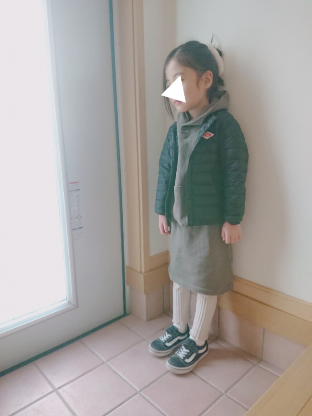 「ワンピース、パーカー、パーカーワンピース、グレー、リブレギンス、VANS、ダントン、インナーダウン、6歳」｜「quoti use fithのウラケ 長袖 ヒザウエパーカーワンピース（ワンピース、グレー系）」を使った、MIKさん（キッズ・110cm）の冬コーディネートの1枚目の写真