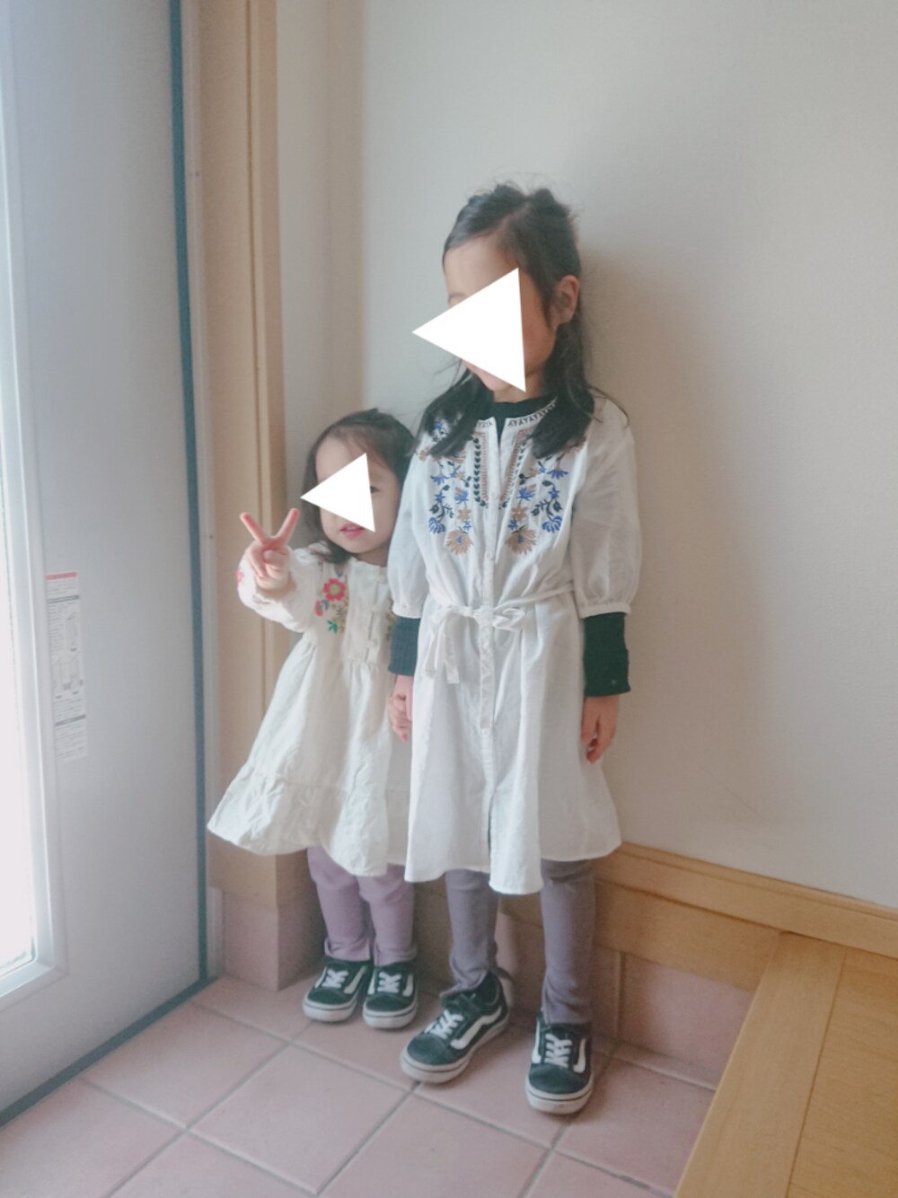 「スリットレギンス、VANS、キッズコーデ、ワンピース、エンブロイダリー、おんなのこ、お気に入りの服でデートに行こう、姉妹コーデ、姉妹リンク」｜「petit mainのスリットリブレギンスパンツ（レギンス/スパッツ、グレー系）」を使った、MIKさん（キッズ・110cm）の冬コーディネートの1枚目の写真