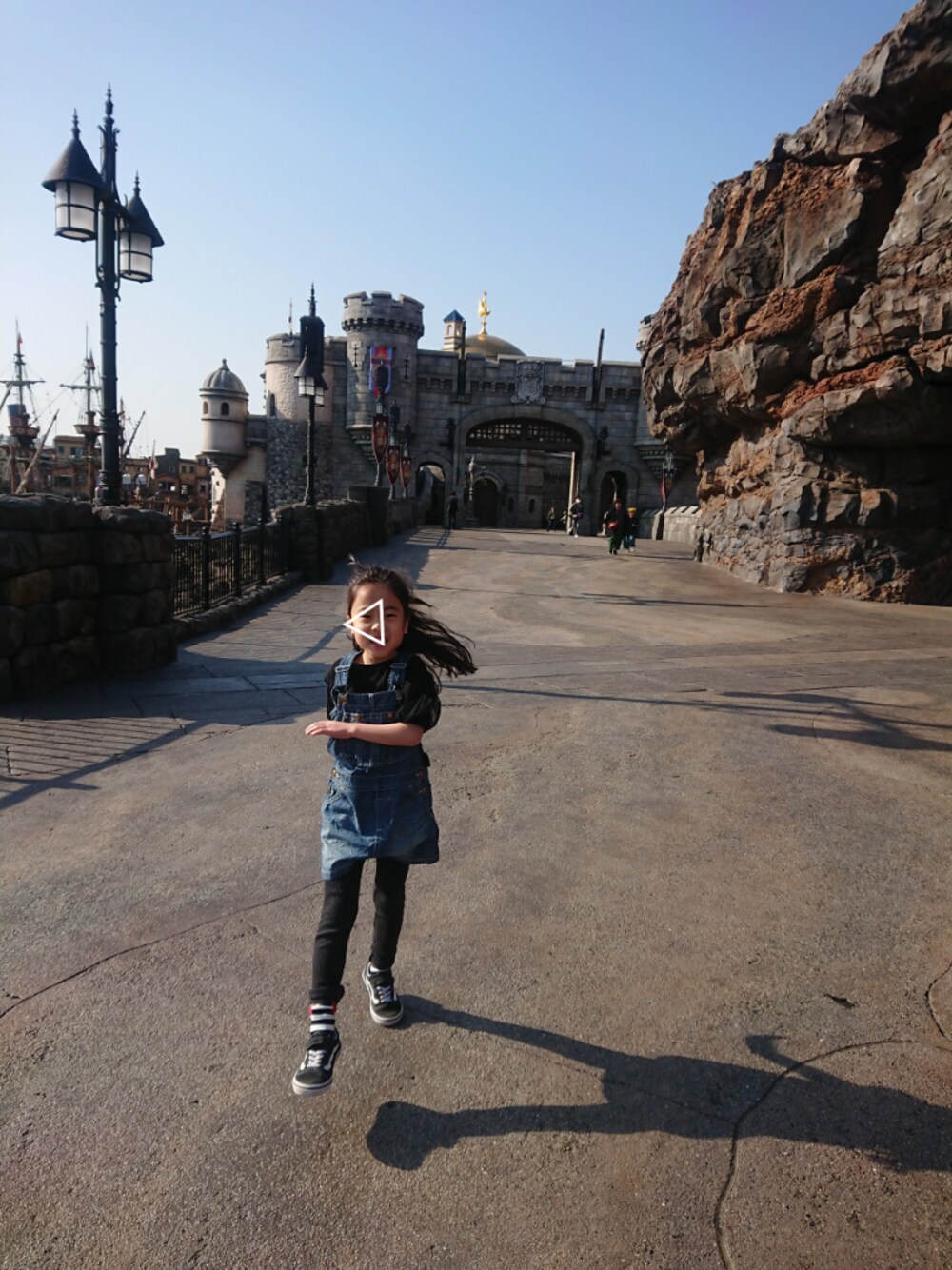 「ディズニー、ディズニーシー、ジャンパースカート」｜「URBAN RESEARCH DOORSのLEE KIDS　OVERALL SKIRT(KIDS)（ワンピース、ブルー系）」を使った、MIKさん（キッズ・110cm）の春コーディネートの1枚目の写真