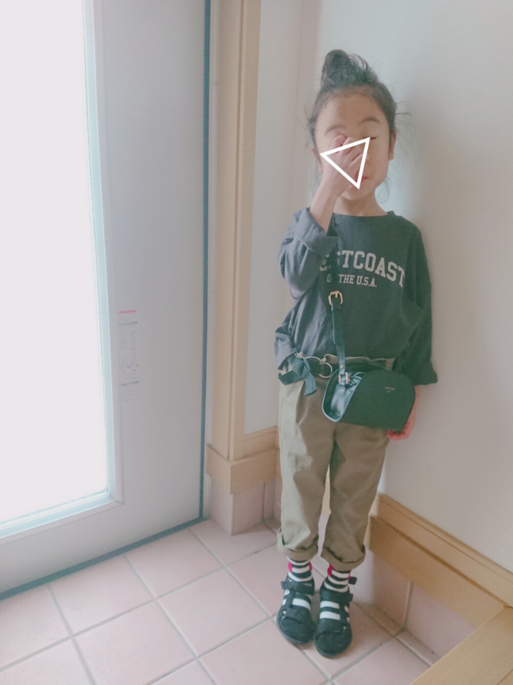 「キッズコーデ、デート、カーキ、ドロップショルダー、スポーツサンダル、ボーダー、6歳」｜「CIAOPANIC TYPYのWESTCOASTカレッジTEE（Tシャツ/カットソー、グレー系）」を使った、MIKさん（キッズ・110cm）の春コーディネートの1枚目の写真