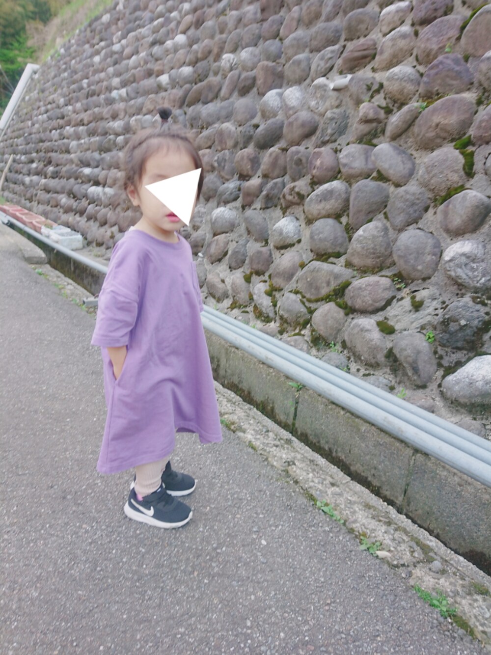 「キッズコーデ、休日スタイル、パープル、ワンピース、3歳、ＧＷ」｜「devirockのロング丈BIGシルエットワンピース（ワンピース、パープル系）」を使った、MIKさん（キッズ・110cm）の春コーディネートの1枚目の写真