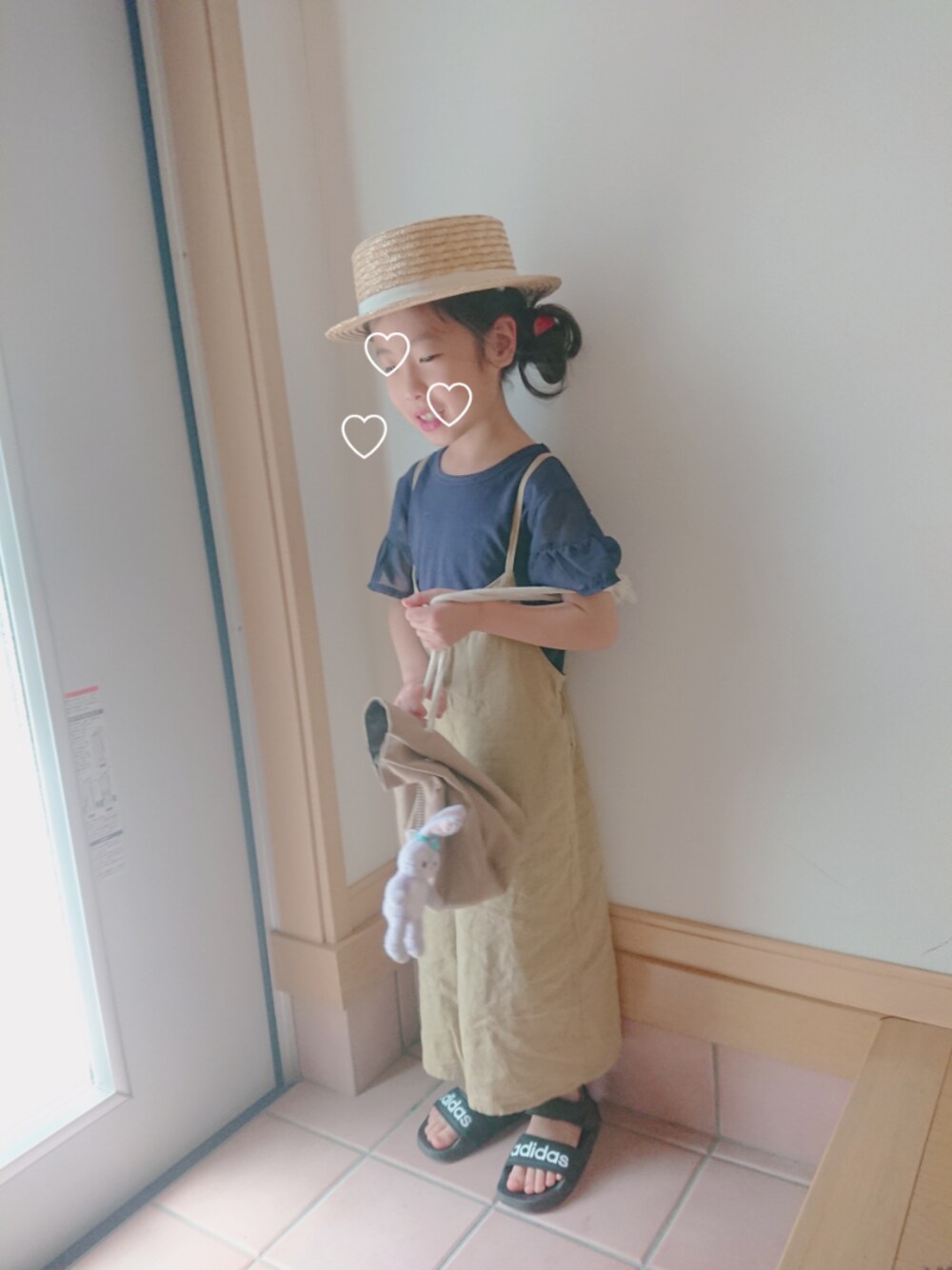「サロペット、ベージュ、リネン、カンカン帽、ＧＷ、おでかけ、6歳、おんなのこコーデ、リンクコーデ」｜「allolun.のレースキャミ付Ｔシャツ（Tシャツ/カットソー、ブルー系）」を使った、MIKさん（キッズ・110cm）の春コーディネートの1枚目の写真
