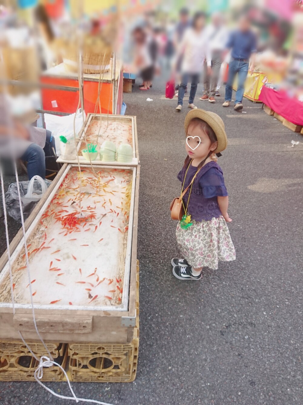 「キッズファッション、3歳、オールドスクール、花柄、ハンドメイド、ハット、おまつり、リンクコーデ」｜「URBAN RESEARCH DOORSのペーパーブレードダウンハット(KIDS)（ハット、ベージュ系）」を使った、MIKさん（キッズ・110cm）の春コーディネートの1枚目の写真