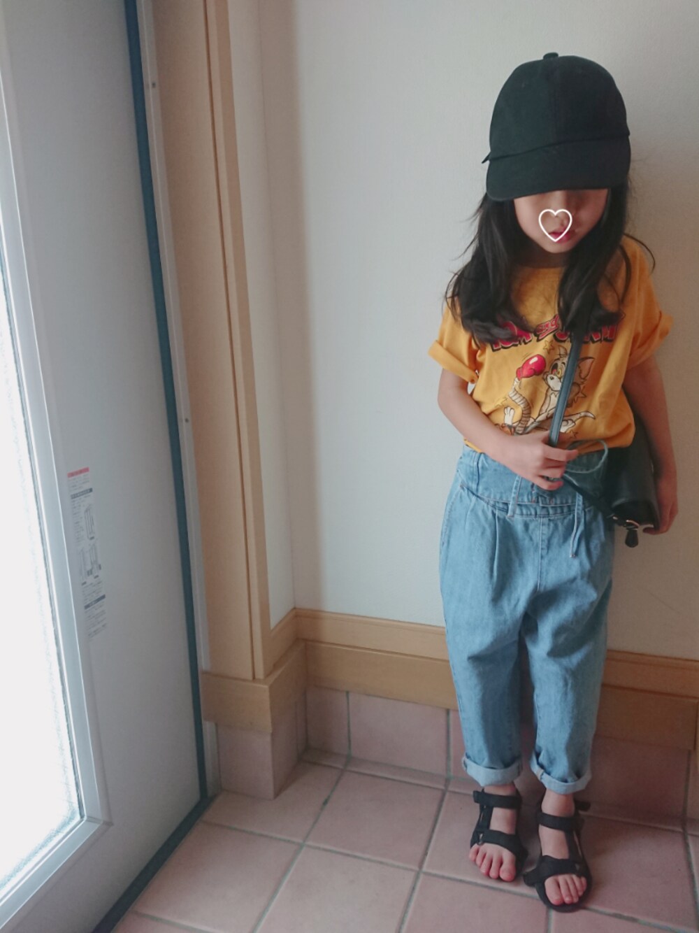 「Tシャツ、トムとジェリー、キャラT、ハイウエスト、ハイウエストデニム、カジュアル、スポーツサンダル、キャップ、6歳」｜「GLOBAL WORKのTOM&JERRY-T（Tシャツ/カットソー、オレンジ系）」を使った、MIKさん（キッズ・110cm）の春コーディネートの1枚目の写真