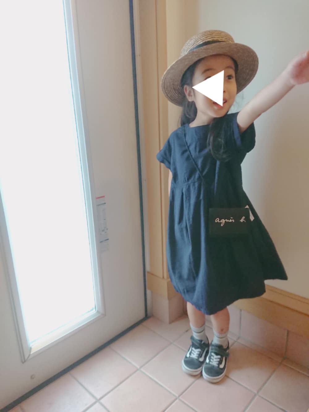 「ワンピース、ワンピース×スニーカー、ワンピースコーデ、カンカン帽、ネイビー、休日スタイル、おでかけ、6歳」｜「URBAN RESEARCH DOORSのFORK&SPOON　ナチュラルサッカーワンピース(KIDS)（ワンピース、ブルー系）」を使った、MIKさん（キッズ・110cm）の夏コーディネートの1枚目の写真