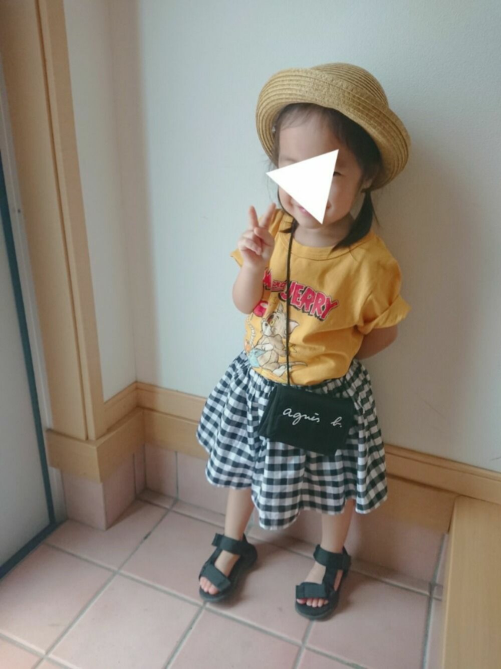 「休日スタイル、キッズコーデ、Tシャツ、カジュアルコーデ、ギンガムチェック、スポーツサンダル、トムとジェリー、プチプラ」｜「URBAN RESEARCH DOORSのペーパーブレードダウンハット(KIDS)（ハット、ベージュ系）」を使った、MIKさん（キッズ・110cm）の夏コーディネートの1枚目の写真