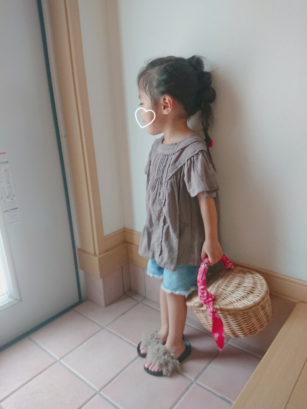 「ブラウン、ブラウス、日焼け、休日スタイル、ファーサンダル、3歳」｜「petit mainのピンタック半袖ブラウス（シャツ/ブラウス、ブラウン系）」を使った、MIKさん（キッズ・110cm）の夏コーディネートの1枚目の写真