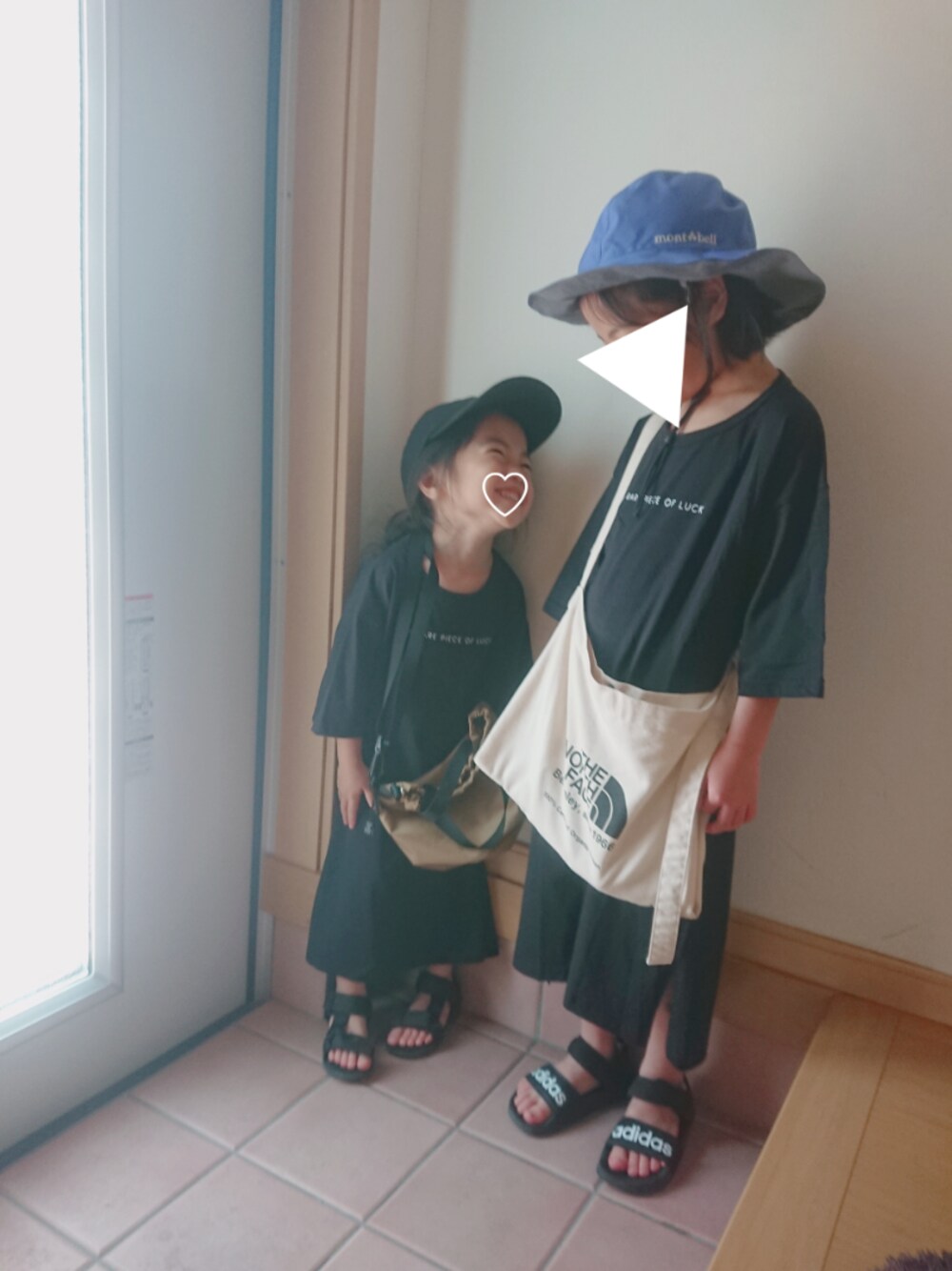 「夏コーデ、姉妹コーデ、姉妹オソロ、ワンピース、ブラック、おうちファッション、休日スタイル、リラックススタイル」｜「DrifterのDRIFTER/ドリフター ドローストリングポーチ/DRAWSTRING POUCH（ショルダーバッグ/巾着バッグ）（ショルダーバッグ、ベージュ系）」を使った、MIKさん（キッズ・110cm）の春コーディネートの1枚目の写真