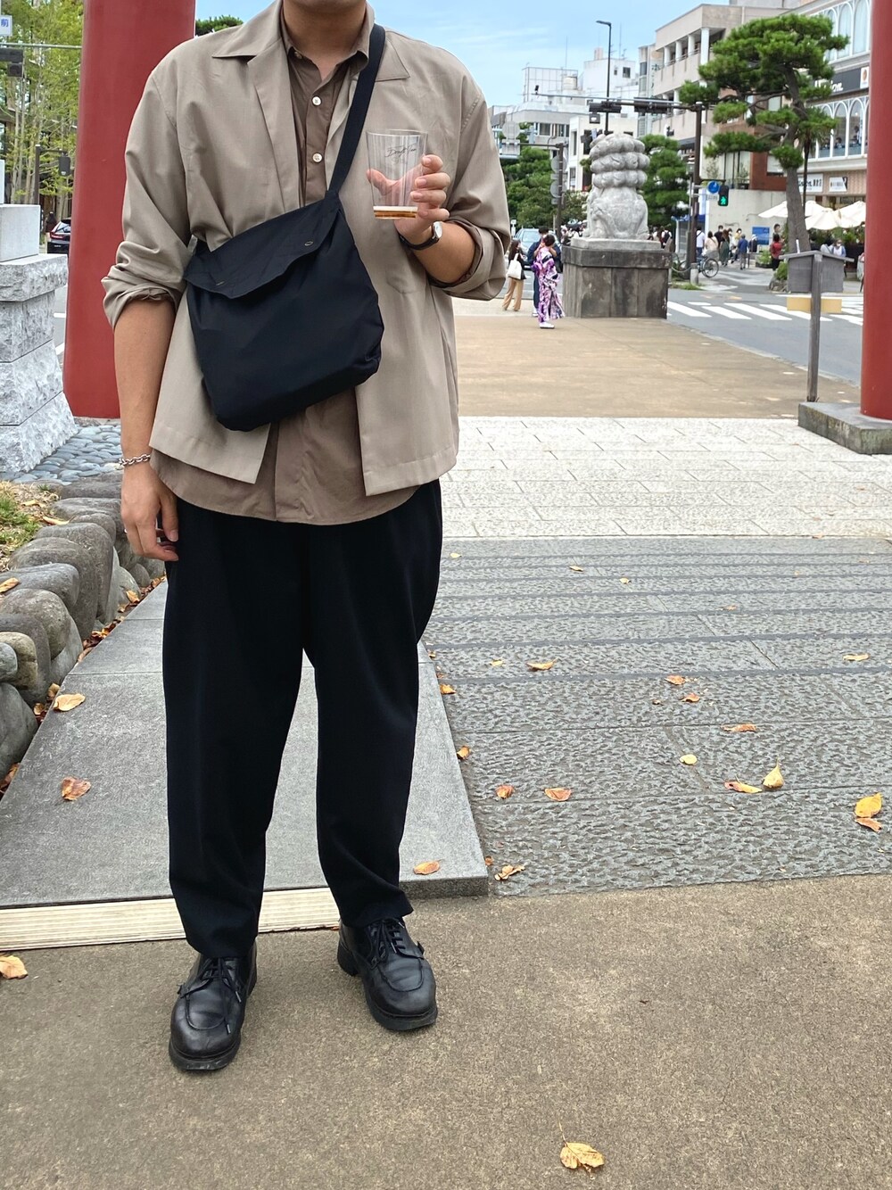 「秋のコーデ、ブラウン、ラブアンドピース2020、大人カジュアル、きれいめカジュアル、シャツスタイル、シャツジャケット、テーパードパンツ、革靴、旅行」｜「AURALEEの20ss WOOL SILK TROPICAL JACKET（シャツ/ブラウス、ベージュ系）」を使った、レインさん（メンズ・174cm）の秋コーディネートの1枚目の写真