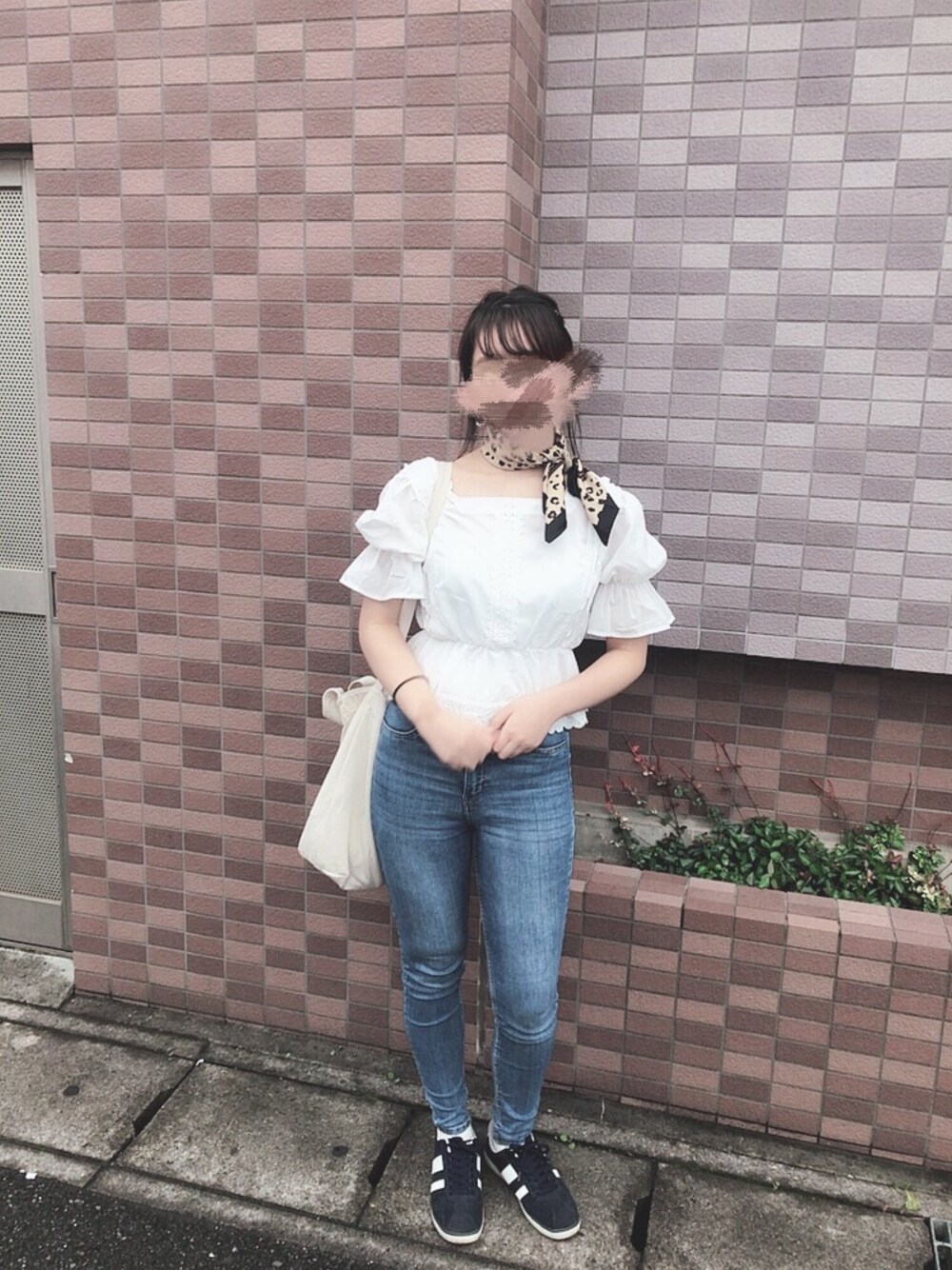 「プチプラ、オトナ女子、夏コーデ、デニムパンツ、スニーカー、おしゃれさんと繋がりたい、レオパード、レオパードスカーフ、スカーフ、いいね、save、フォローお願いします🤑」｜「one after another NICE CLAUPのアイテム（シャツ/ブラウス、ホワイト系）」を使った、あんこさん（レディース・163cm）の夏コーディネートの1枚目の写真