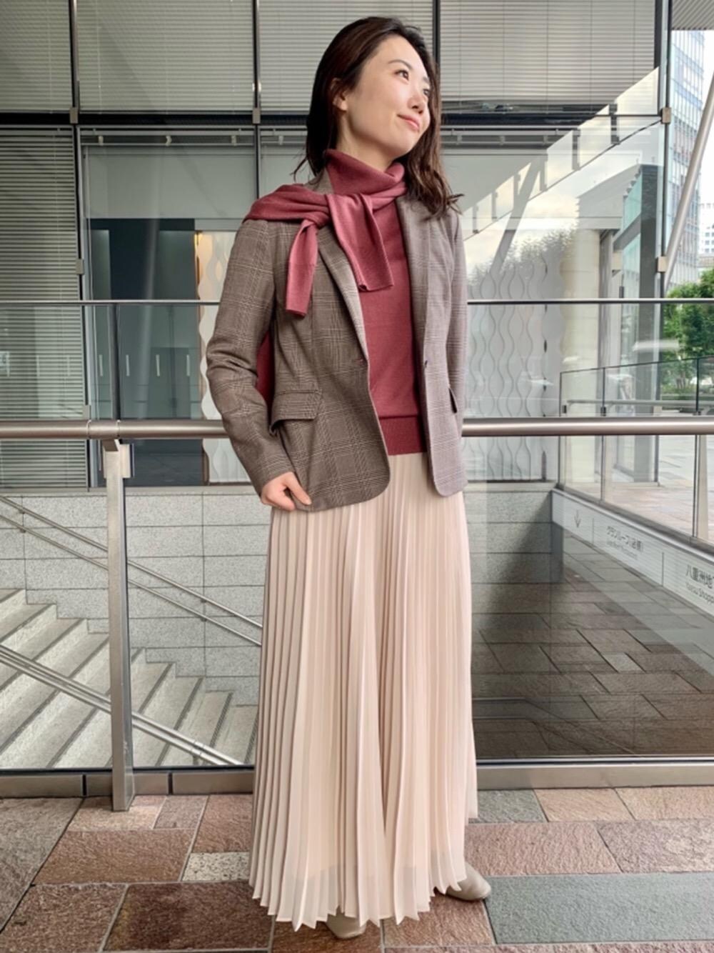 ベージュ系のスカート、ピンク系のカーディガン/ボレロ、ピンク系のニット/セーターを着用したレディースの秋コーディネートの1枚目の写真