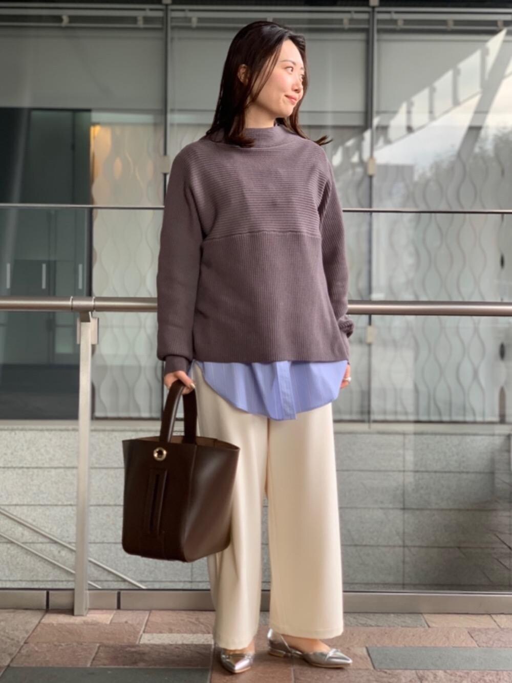 シルバー系のパンプス、ホワイト系のその他パンツ、ブルー系のシャツ/ブラウスを着用したレディースの冬コーディネートの1枚目の写真
