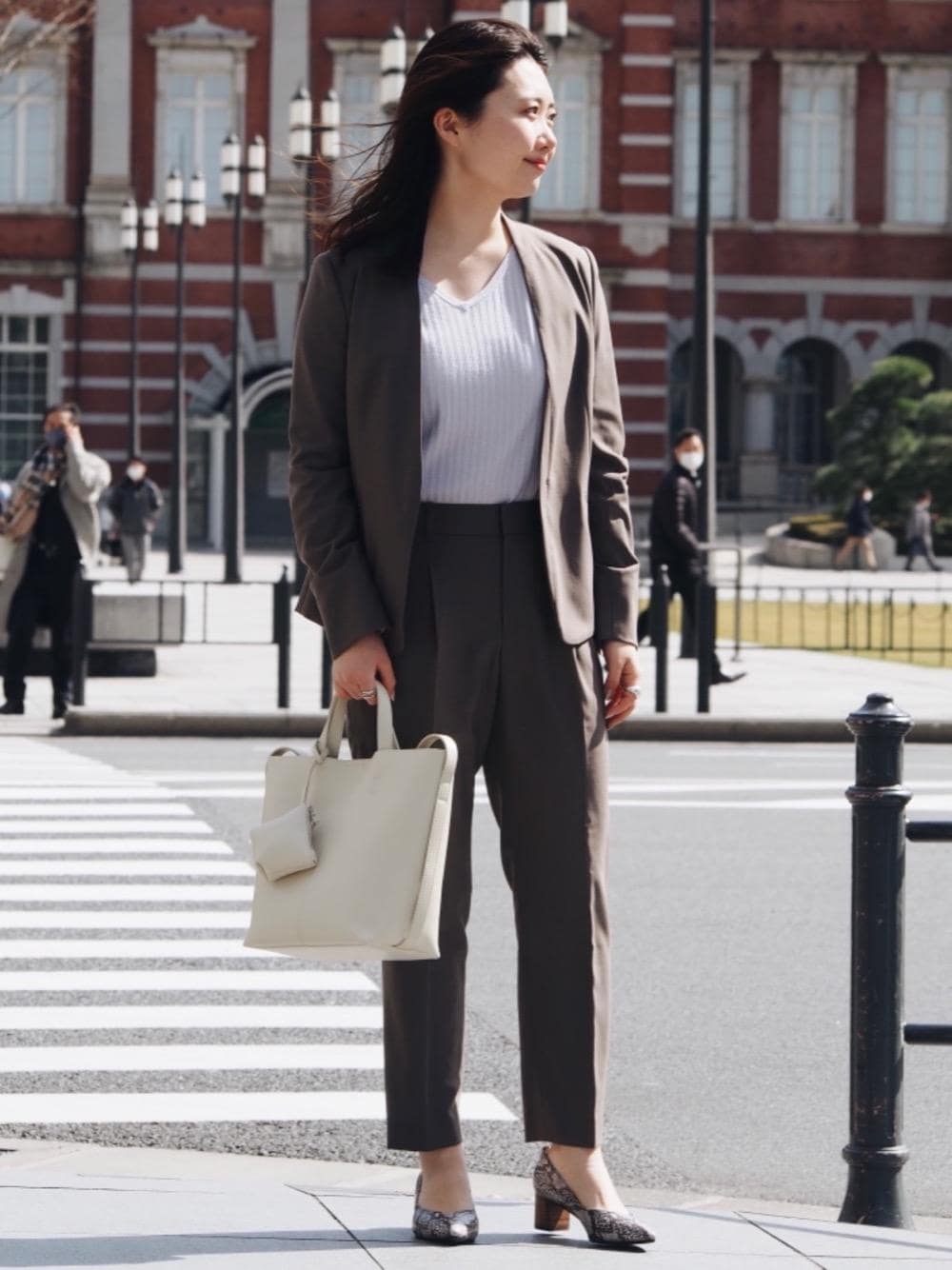 その他のパンプス、グレー系のショルダーバッグ、ブラウン系のノーカラージャケットを着用したレディースの春コーディネートの1枚目の写真