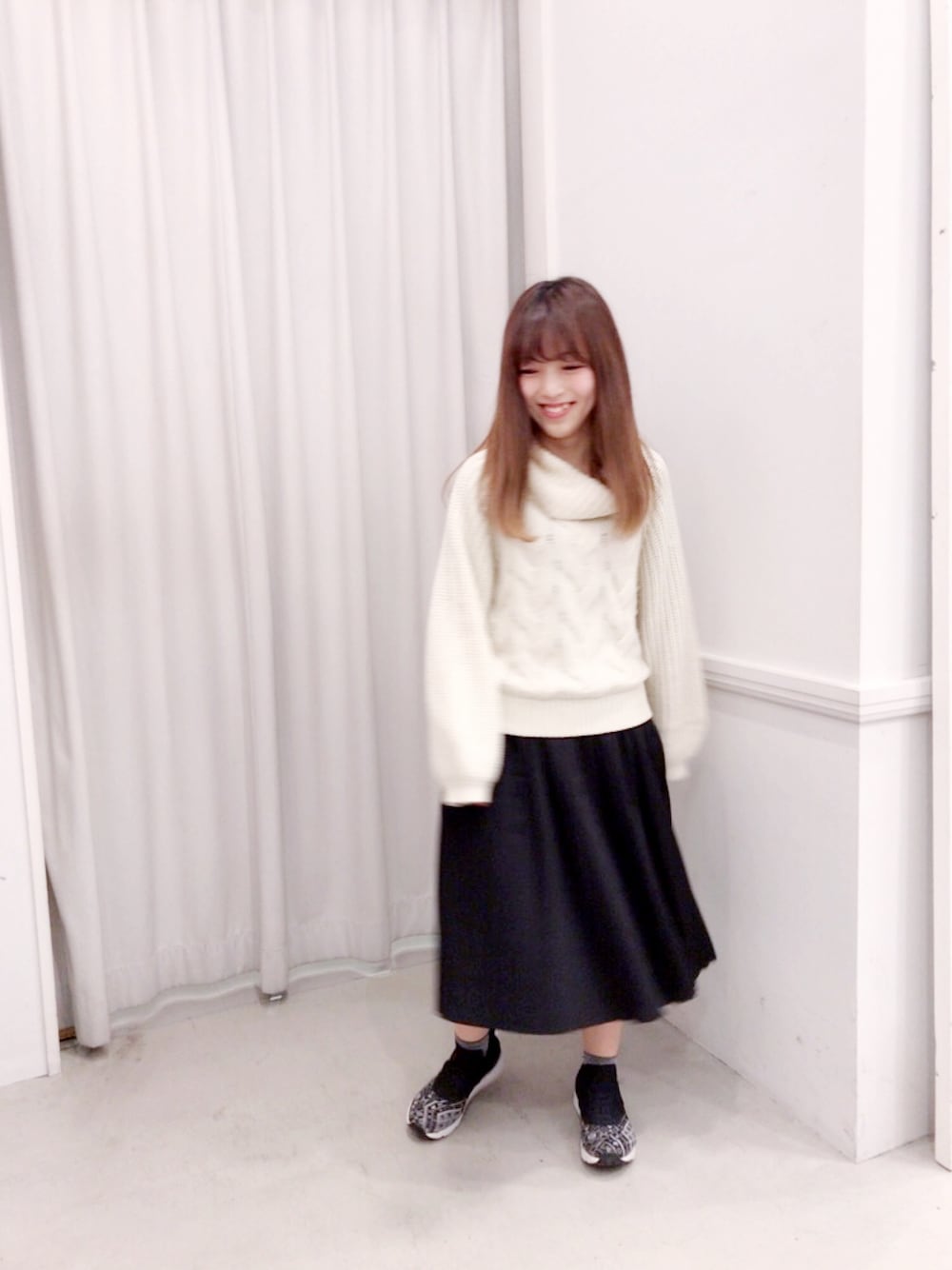 「E hyphen world galleryのオフタートルケーブルプルオーバー（ニット/セーター、ホワイト系）」を使った、Kumasakaさん（レディース・150cm）の秋コーディネートの1枚目の写真