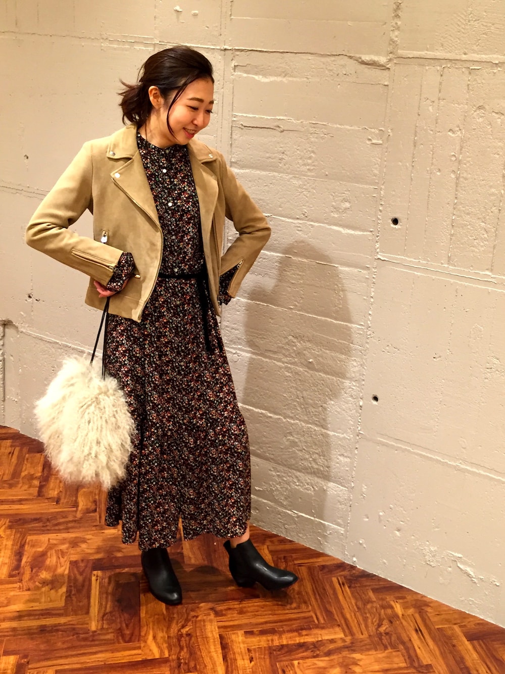 「秋コーデ、オトナ女子、fashion、ワンピース、花柄ワンピース」｜「NANO universeの 【BAILA 10月号掲載】【Gina 秋月号掲載】スエードWライダース（ライダースジャケット、ベージュ系）」を使った、nano・universe 名鉄 STAFFさん（レディース・168cm）の秋コーディネートの1枚目の写真