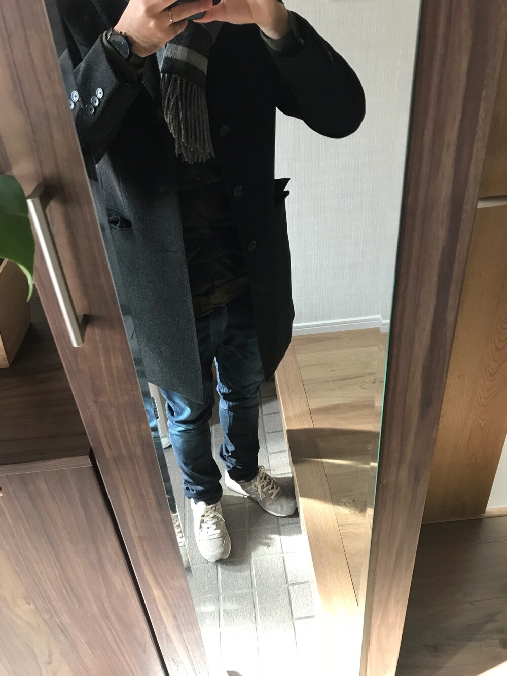 グリーン系のシャツ/ブラウス、ブラック系のダウンベスト、グレー系のスニーカーを着用したメンズの冬コーディネートの1枚目の写真