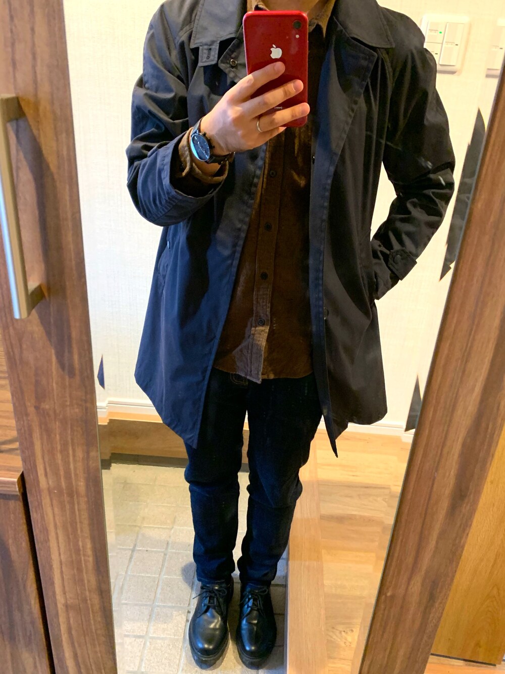 ブルー系のステンカラーコート、ブラウン系のシャツ/ブラウス、ブラック系のドレスシューズを着用したメンズの秋コーディネートの1枚目の写真