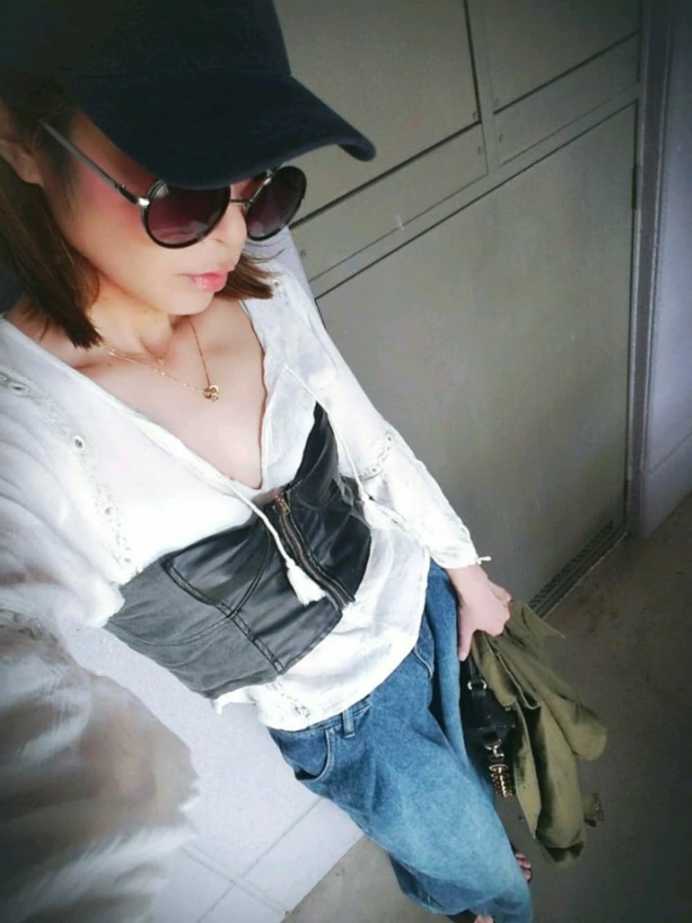 「ビスチェ、大人カジュアル、denim、ootd、キャップ、ワイドデニム、チュニック、outfit、プチプラ、ドラフトアングリッド」｜「ﾋﾞｽﾁｪｺｰﾃﾞのアイテム（その他、その他）」を使った、chiiikさん（レディース・166cm）の春コーディネートの1枚目の写真