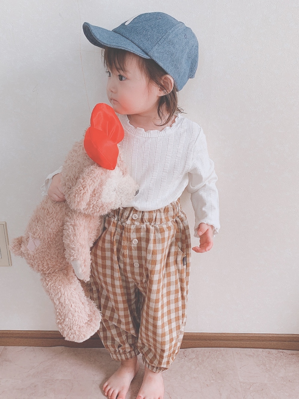 「キッズコーデ、女の子、プチプラ、カジュアル、秋コーデ、秋服、チェックパンツ、2歳、しまむら」｜「しまむらのアイテム（Tシャツ/カットソー、ホワイト系）」を使った、maruco@ぴちコーデさん（キッズ・80cm）の秋コーディネートの1枚目の写真