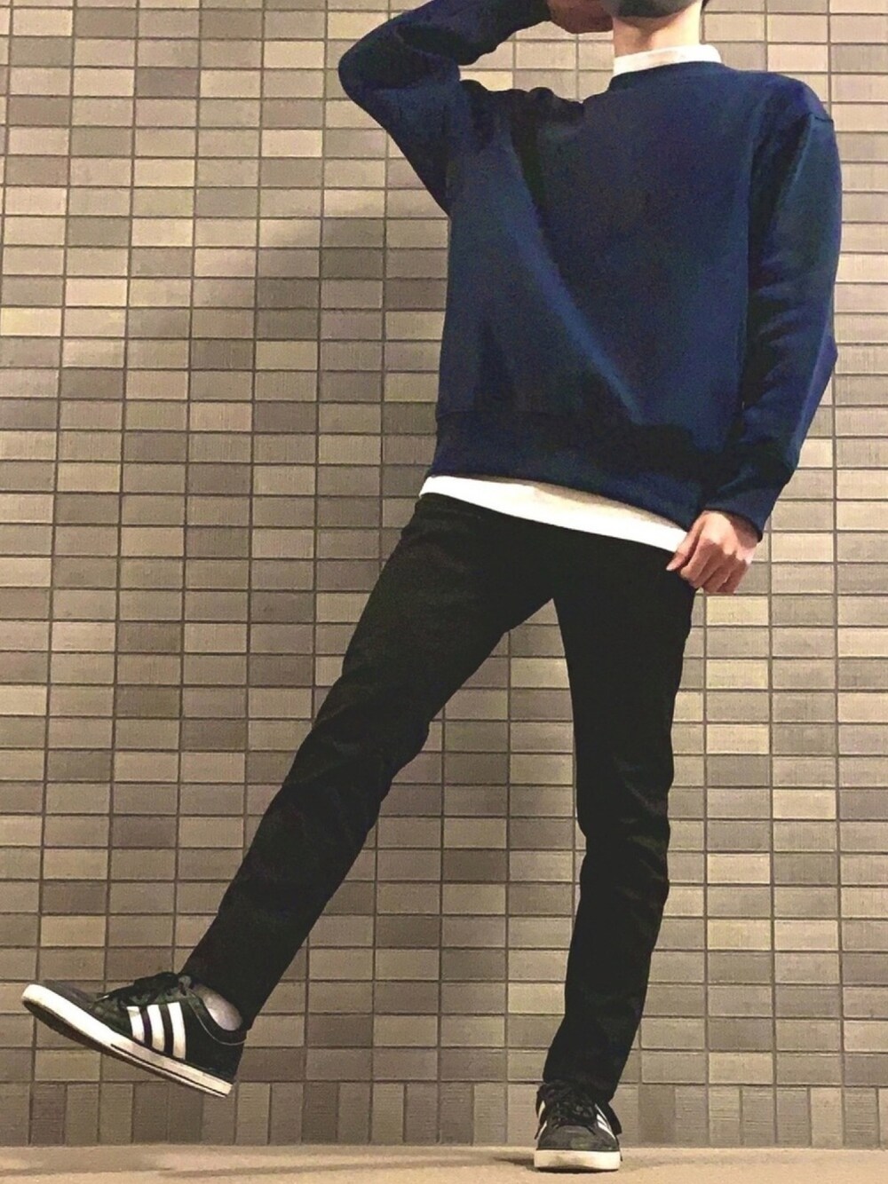 「シンプルコーデ、おしゃれさんと繋がりたい、秋のコーデ、スニーカー、モノトーン、スウェット、GU、UNIQLO、モックネック、レイヤードスタイル」｜「UNIQLOのウルトラストレッチスキニーフィットジーンズ（デニムパンツ、ブラック系）」を使った、Tomさん（メンズ・178cm）の秋コーディネートの1枚目の写真