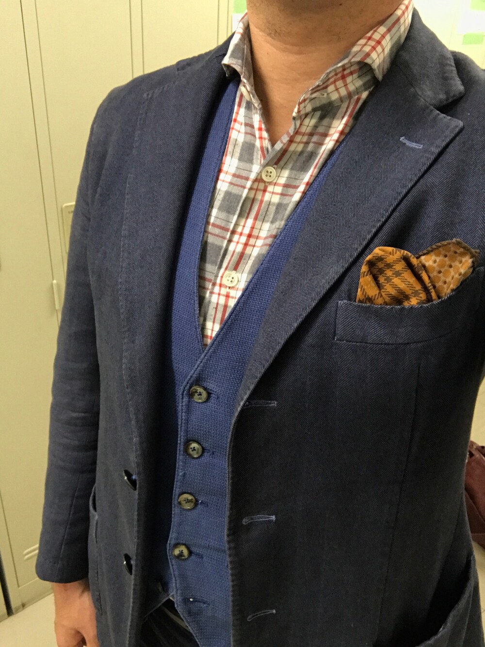 「シンプル、オトナカジュアル、ジレ、チェックシャツ、ネイビー」｜「鎌倉シャツのアイテム（その他、イエロー系）」を使った、Yasuo Moritaさん（メンズ・177cm）の春コーディネートの1枚目の写真