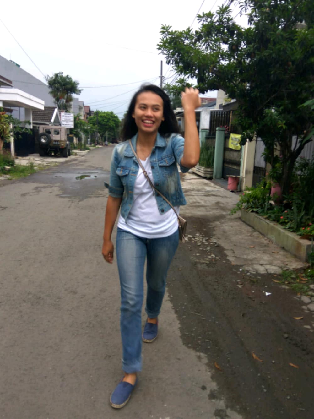 「outfit、jacket 、jeans、blue」｜「Organicのアイテム（デニムジャケット、ブルー系）」を使った、Rene Schonさん（レディース・168cm）の春コーディネートの1枚目の写真