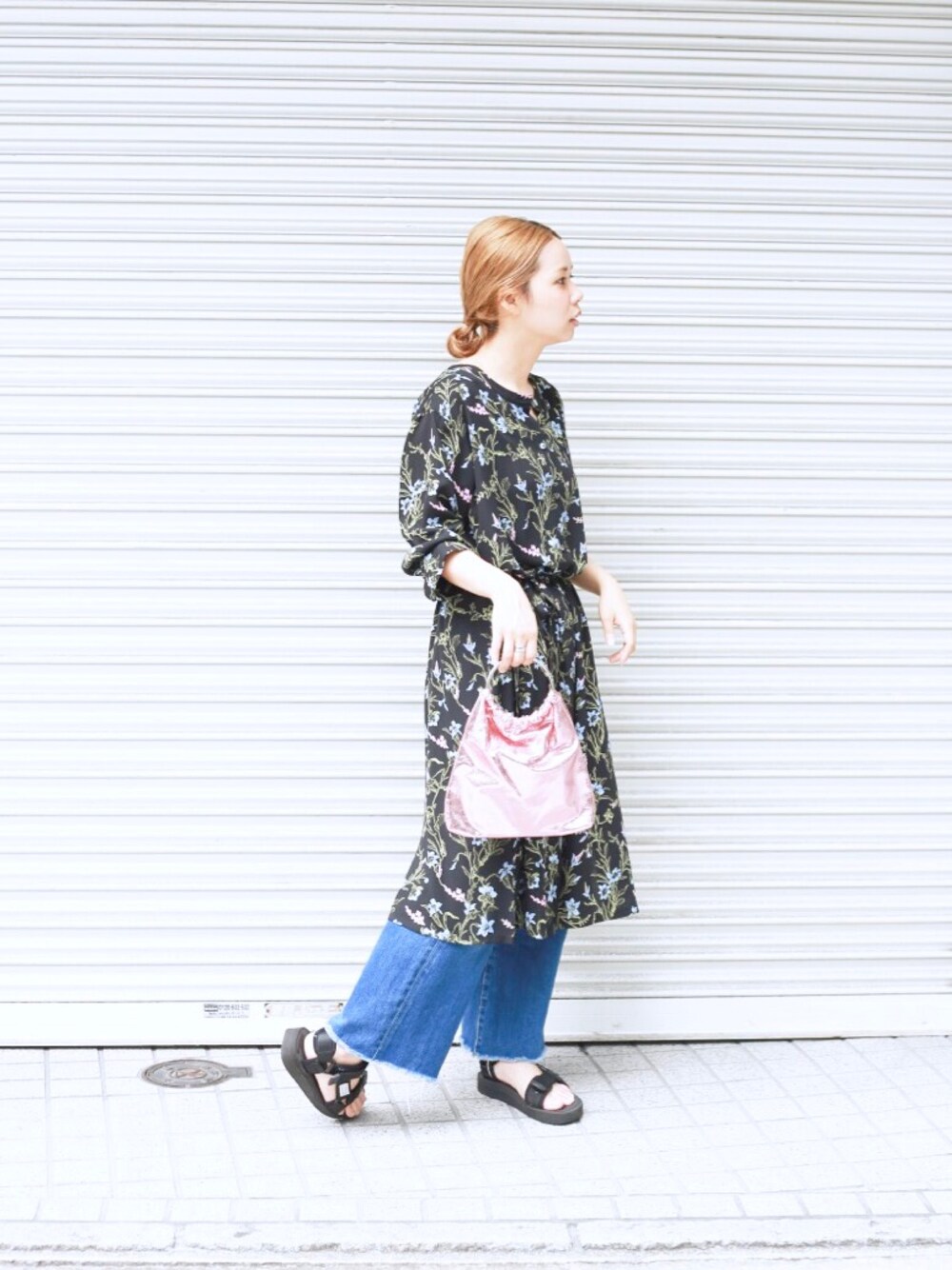 「デニム、カジュアル、ピンク、花柄、花柄ワンピース、メタリック、ミニバッグ、URBAN RESEARCH、ワンピース×デニム、URSELECT」｜「URBAN RESEARCHのUR リーフフラワープリントワンピース（ワンピース、ブラック系）」を使った、kosujiさん（レディース・154cm）の夏コーディネートの1枚目の写真