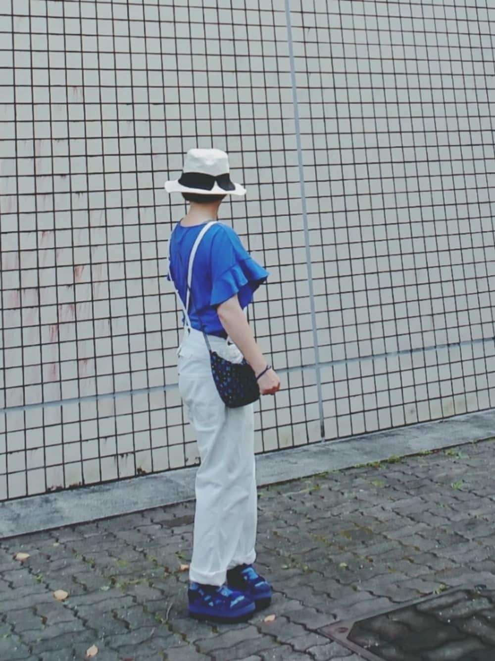 「休日スタイル、オトナカジュアル、White×BLUE、オーバーオール、Johnbull Private labo、マリメッコ靴下、ミナペルホネン」｜「Emmyのアイテム（帽子、ホワイト系）」を使った、birdさん（レディース・157cm）の夏コーディネートの1枚目の写真
